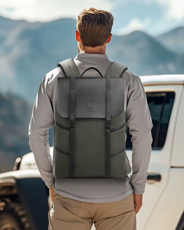 Homme de dos portant le sac à dos ordinateur design en montagne, soulignant le confort et l’allure élégante.