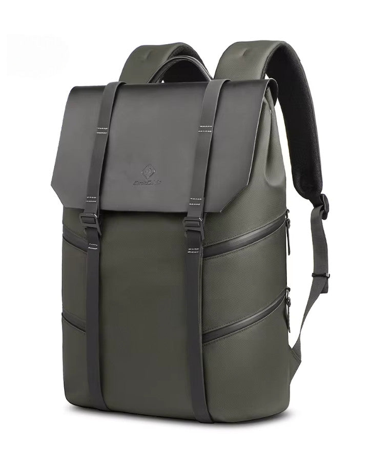 Sac à dos ordinateur design vert kaki de trois quarts, mettant en valeur ses lignes structurées et ses finitions.