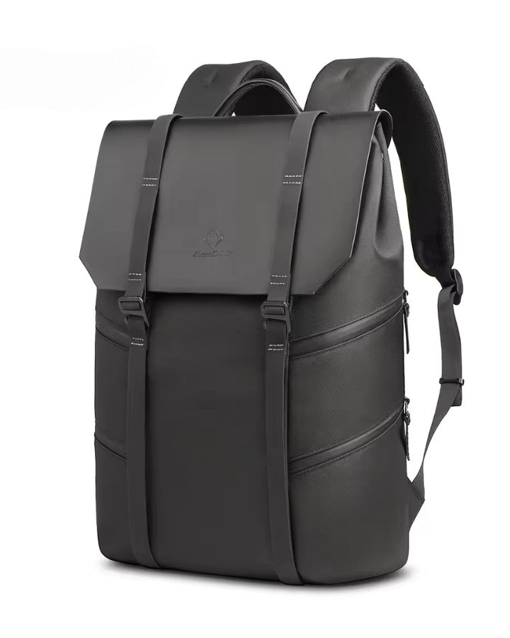 Sac à dos ordinateur design noir avec rabat rigide et sangles verticales pour un look épuré.