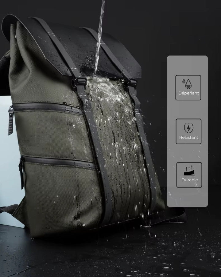Sac à dos design kaki sous une cascade d’eau illustrant sa résistance et son caractère déperlant.