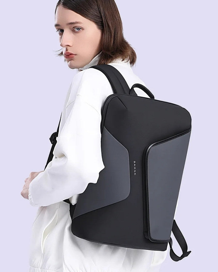 Sac à Dos Ordinateur Homme Chic, porté sur le dos d'un homme