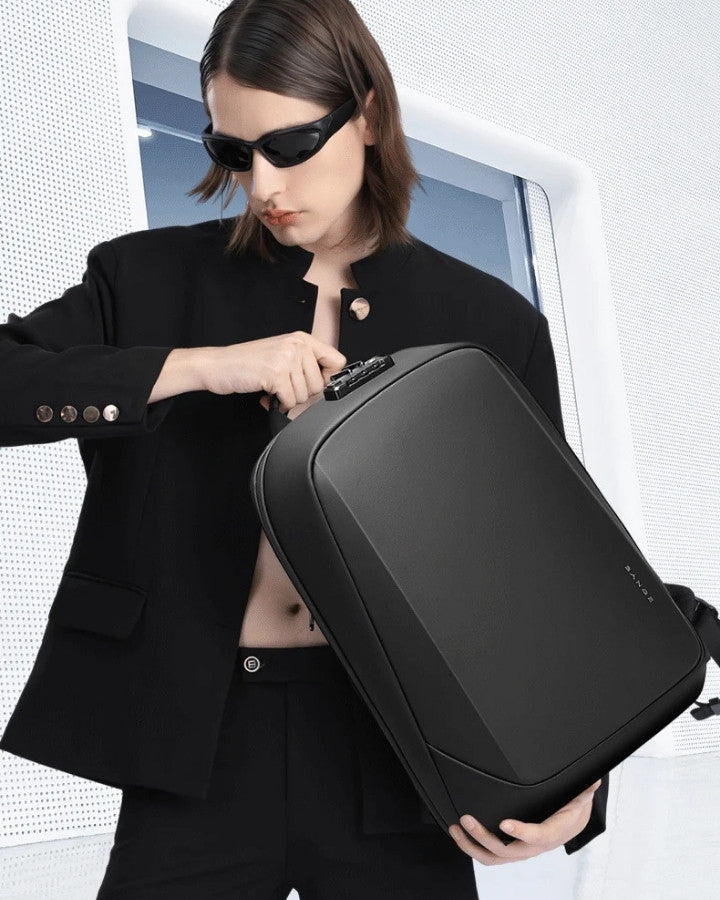Sac à Dos Ordinateur Portable Antivol, porté dans la main d'un homme, par la poignée