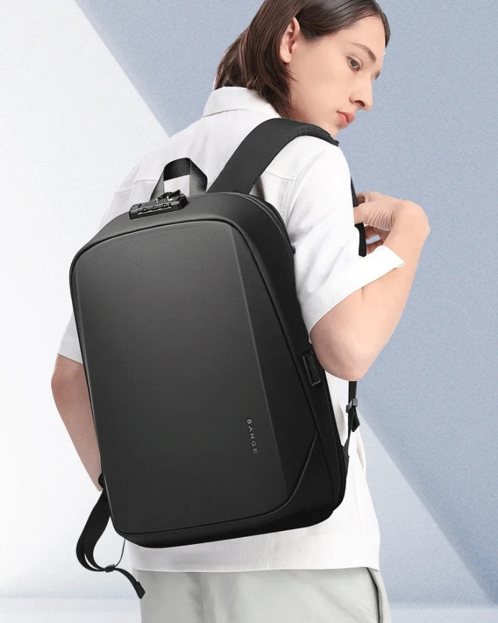 Sac à Dos Ordinateur Portable Antivol, porté sur le dos d'un homme