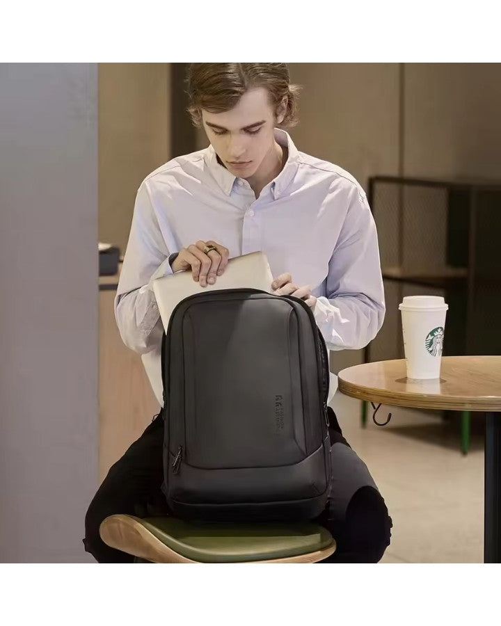 Sac à Dos Ordinateur Portable Déperlant, utiliser par un étudiant qui range sont pc portable dans le sac