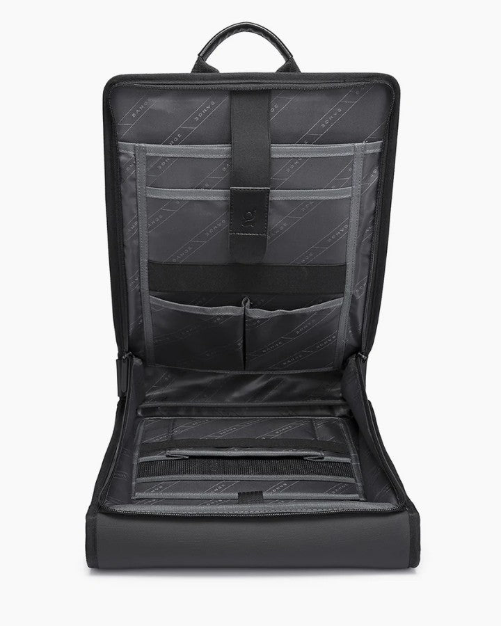 Vue intérieure du sac à dos plat avec multiples pochettes et espaces organisés pour ordinateur et accessoires.