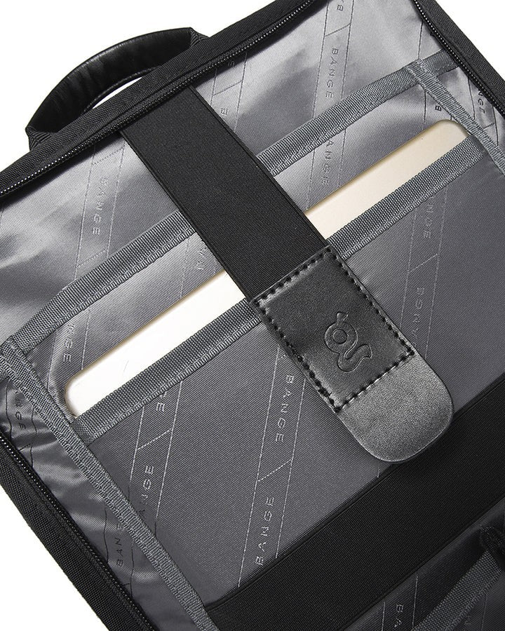 Détail intérieur du sac à dos plat ordinateur avec sangle élastique et logo pour maintenir une tablette.