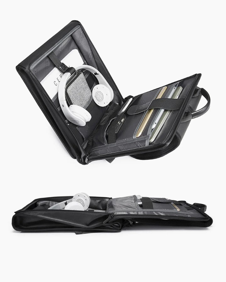 Sac à dos plat ouvert à 180 degrés révélant des compartiments pour casque audio, tablettes et documents.