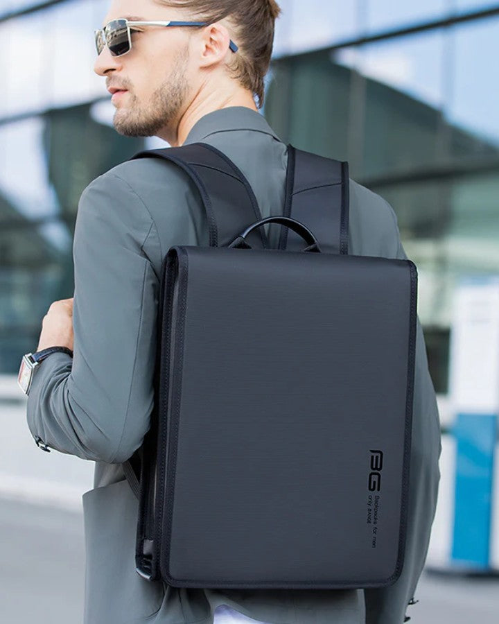 Vue arrière du sac à dos plat ordinateur porté par un homme en tenue professionnelle.