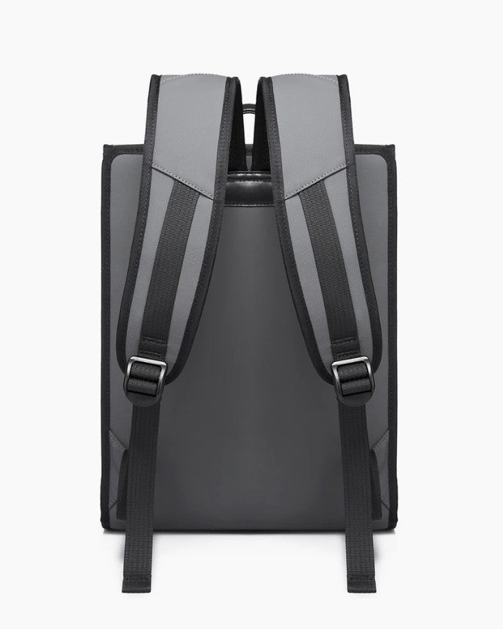 Vue arrière du sac à dos plat pour ordinateur montrant les bretelles rembourrées et le design mince.