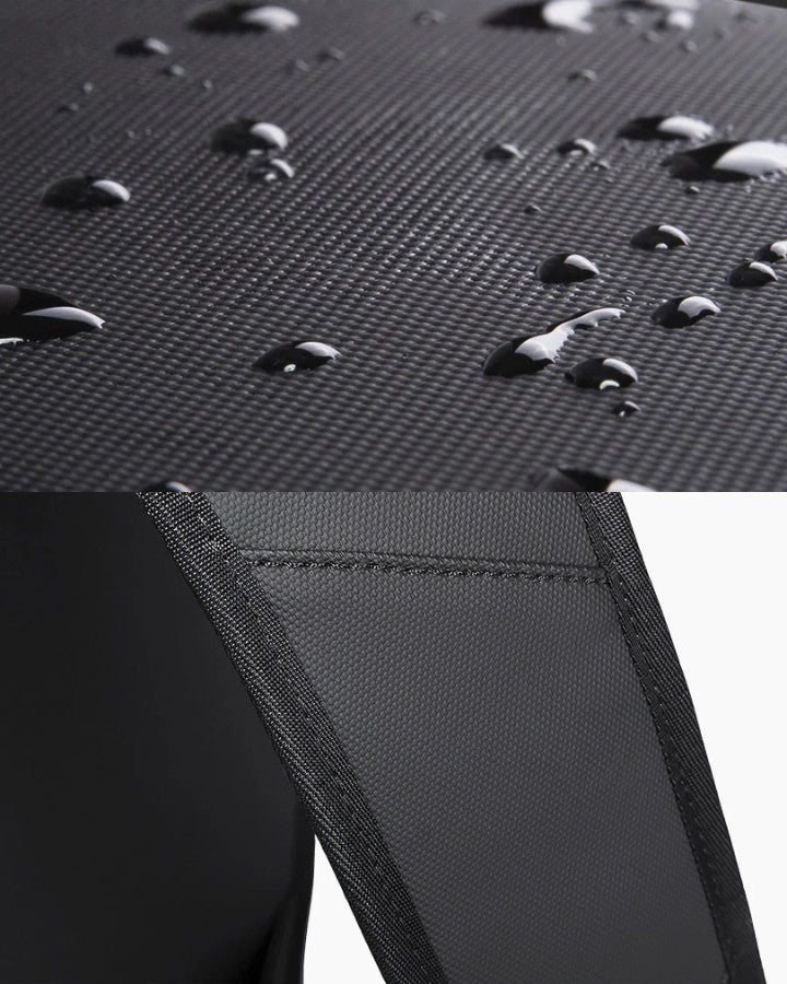 Gros plan sur le matériau imperméable du sac à dos plat et la finition soignée des bretelles.