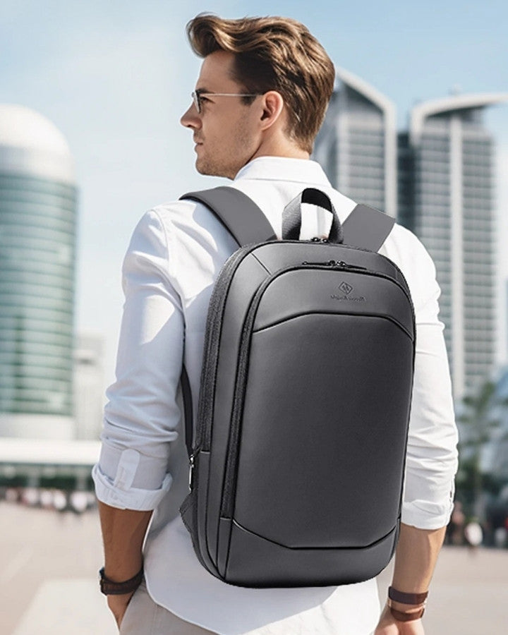 Sac à Dos pour PC Portable 15.6", gris, porté sur le dos d'un homme