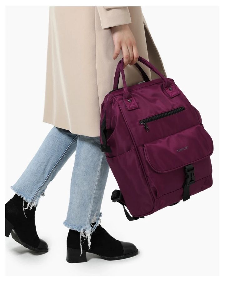 Sac à Dos Pratique Femme - Active, bordeaux, porté par la poignée, à la main d'une femme en talon