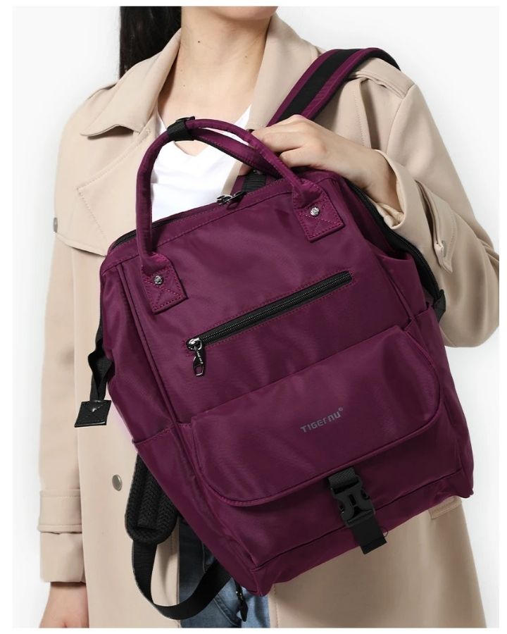 Sac à Dos Pratique Femme - Active, bordeaux porté sur l'épaule d'une femme