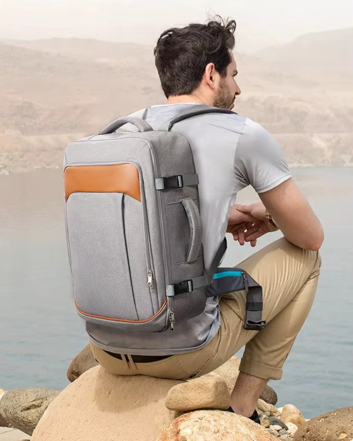 Sac à dos pratique pour voyager gris porté en extérieur – confort et capacité.