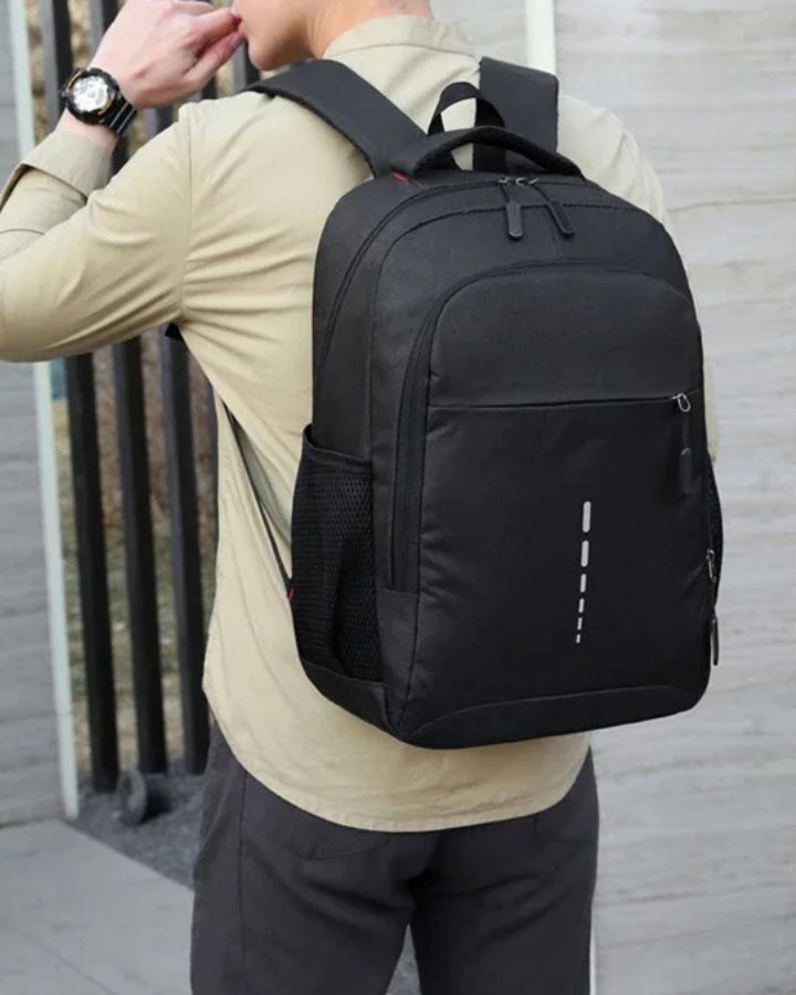 Sac à Dos de Travail Pratique, noir, porté sur le dos