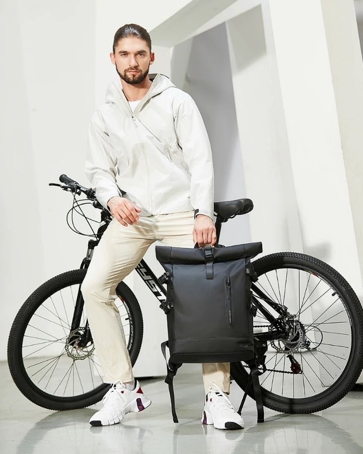 Sac à Dos Rabat Enroulable, porté à la main sur un vélo