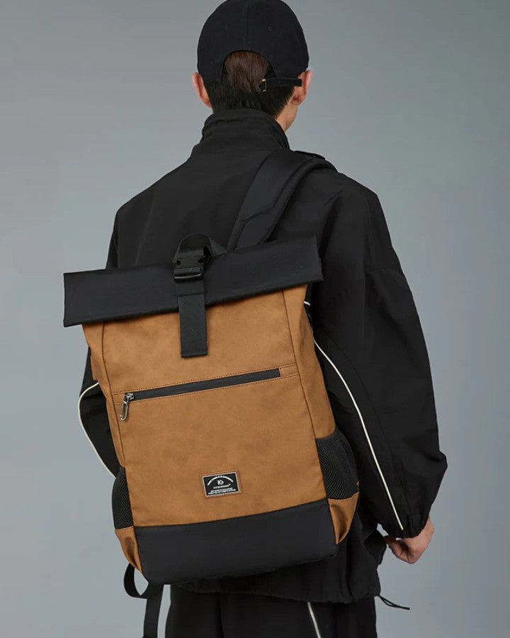 Sac à Dos Roll Top en Cuir, coloris camel porté sur le dos d'un homme