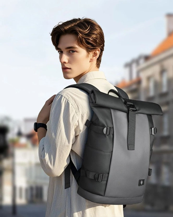 Sac à Dos Roll Top Homme, porté sur le dos d'un homme en ville