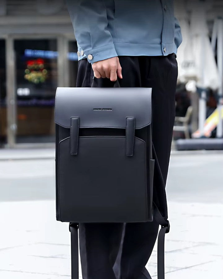 Homme portant un sac à dos ville ordinateur noir au design urbain et professionnel