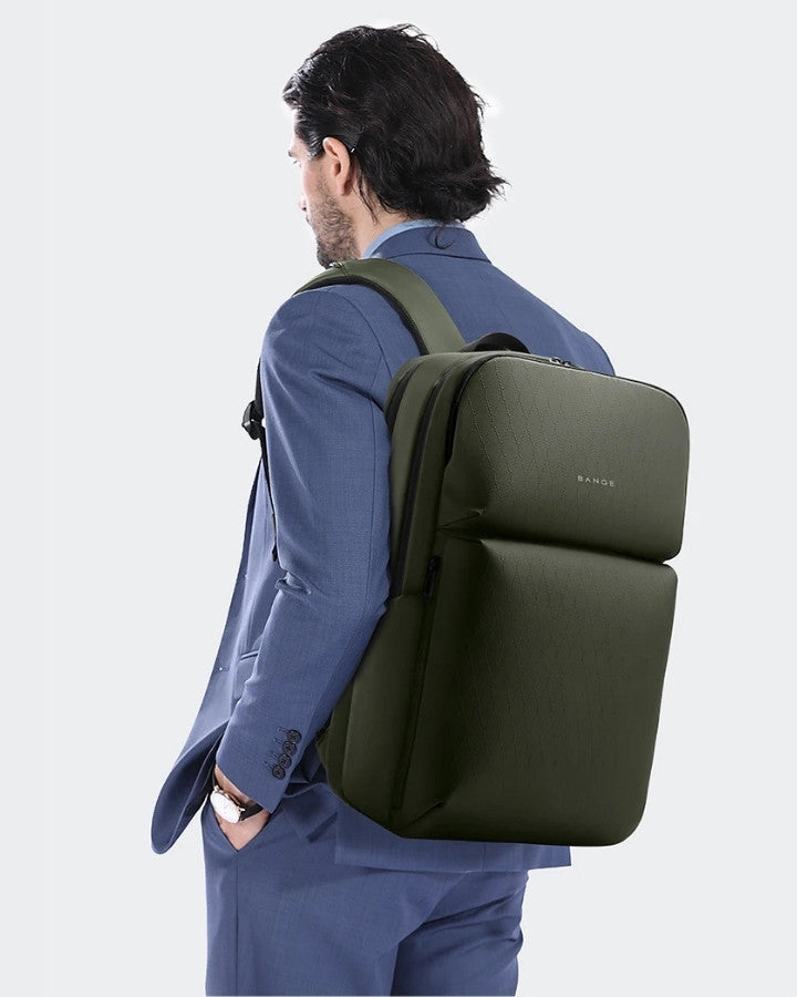 Sac à Dos de Voyage Business, kaki, porté sur le dos d'un homme d'affaire en costard