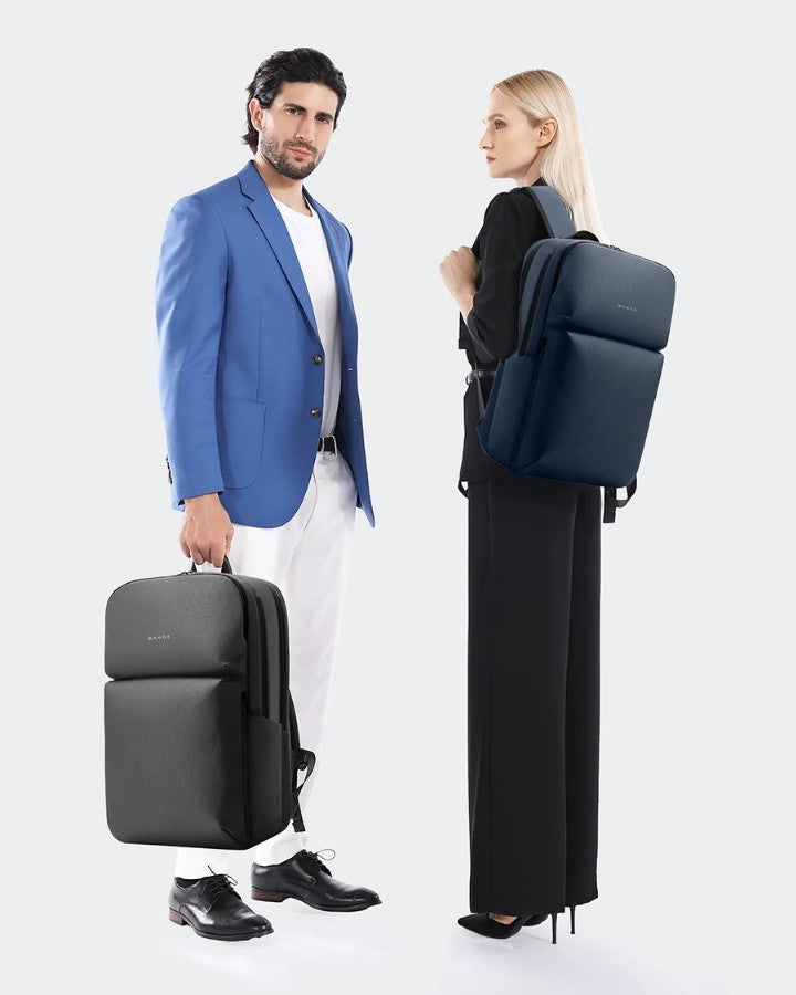 Sac à Dos de Voyage Business, porté par un homme, à la main, et par une femme sur son dos