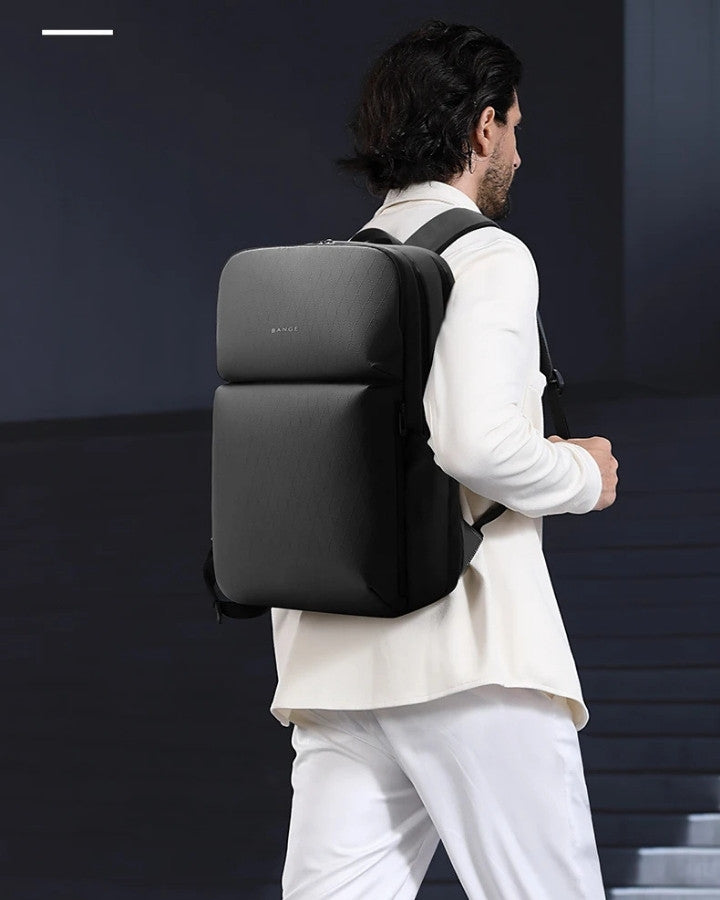 Sac à Dos de Voyage Business, noir, porté sur le dos d'un homme élégant