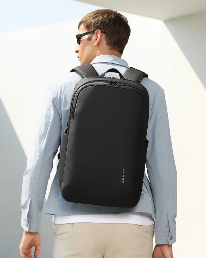 Sac à Dos de Voyage Cabine pour Ordinateur, porté sur le dos d'un homme voyageur avec lunette de soleil