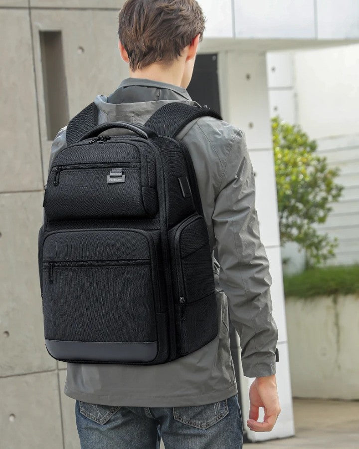 Sac à Dos de Voyage Extensible, porté sur le dos d'un voyageur homme