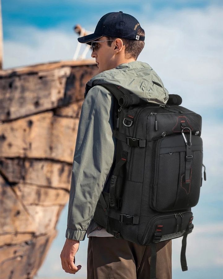 Sac à Dos de Voyage Multifonction, porté sur le dos d'un voyageur