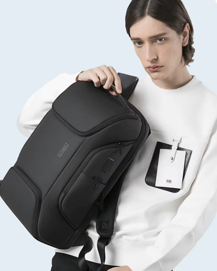 Sac à dos de voyage pour ordinateur, noir, porté sur l'épaule