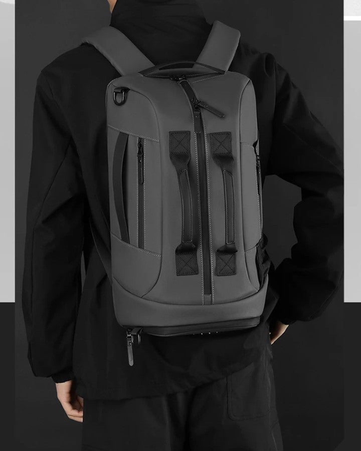 Sac Bandoulière Transformable en Sac à Dos, gris foncé porté sur le dos d'un homme